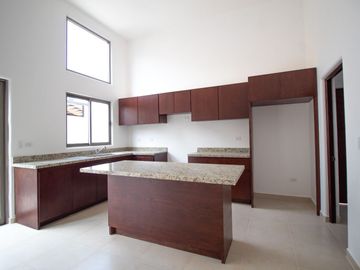 Casa en Venta en El Centenario con Casa Club Independiente y Casa con Espectacular Rooftop con Pérgola