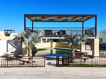 Casa en Venta en El Centenario con Casa Club Independiente y Casa con Espectacular Rooftop con Pérgola