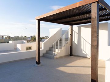 Casa en Venta en El Centenario con Casa Club Independiente y Casa con Espectacular Rooftop con Pérgola