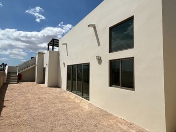 Casa en Venta en El Centenario con Casa Club Independiente y Casa con Espectacular Rooftop con Pérgola