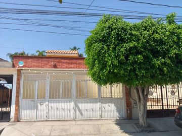 CASA DE DOS NIVELES CON EXCELENTE UBICACIÓN DE 3 RECÁMARAS, ESMERALDA, SAN LUIS POTOSÍ.