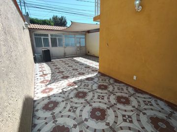 CASA DE DOS NIVELES CON EXCELENTE UBICACIÓN DE 3 RECÁMARAS, ESMERALDA, SAN LUIS POTOSÍ.