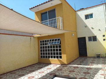 CASA DE DOS NIVELES CON EXCELENTE UBICACIÓN DE 3 RECÁMARAS, ESMERALDA, SAN LUIS POTOSÍ.