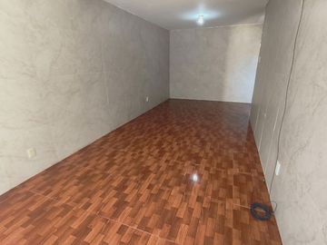 CASA DE DOS NIVELES CON EXCELENTE UBICACIÓN DE 3 RECÁMARAS, ESMERALDA, SAN LUIS POTOSÍ.