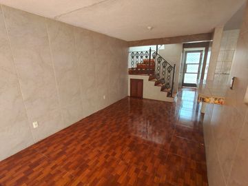 CASA DE DOS NIVELES CON EXCELENTE UBICACIÓN DE 3 RECÁMARAS, ESMERALDA, SAN LUIS POTOSÍ.