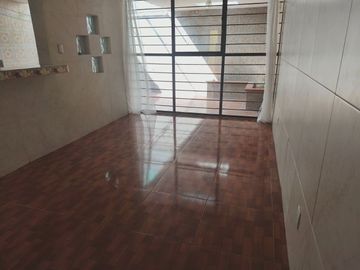 CASA DE DOS NIVELES CON EXCELENTE UBICACIÓN DE 3 RECÁMARAS, ESMERALDA, SAN LUIS POTOSÍ.