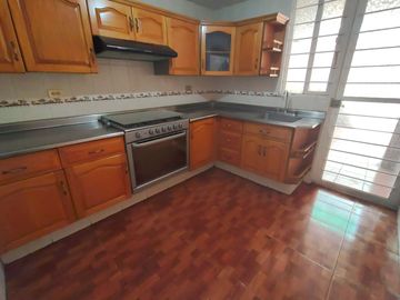 CASA DE DOS NIVELES CON EXCELENTE UBICACIÓN DE 3 RECÁMARAS, ESMERALDA, SAN LUIS POTOSÍ.