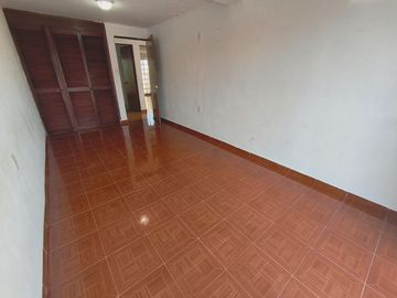 CASA DE DOS NIVELES CON EXCELENTE UBICACIÓN DE 3 RECÁMARAS, ESMERALDA, SAN LUIS POTOSÍ.