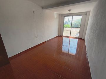 CASA DE DOS NIVELES CON EXCELENTE UBICACIÓN DE 3 RECÁMARAS, ESMERALDA, SAN LUIS POTOSÍ.