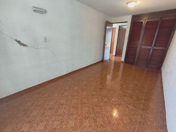CASA DE DOS NIVELES CON EXCELENTE UBICACIÓN DE 3 RECÁMARAS, ESMERALDA, SAN LUIS POTOSÍ.