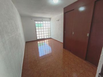 CASA DE DOS NIVELES CON EXCELENTE UBICACIÓN DE 3 RECÁMARAS, ESMERALDA, SAN LUIS POTOSÍ.