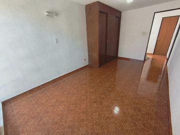 CASA DE DOS NIVELES CON EXCELENTE UBICACIÓN DE 3 RECÁMARAS, ESMERALDA, SAN LUIS POTOSÍ.