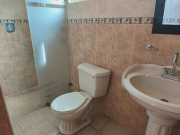 CASA DE DOS NIVELES CON EXCELENTE UBICACIÓN DE 3 RECÁMARAS, ESMERALDA, SAN LUIS POTOSÍ.