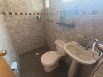 CASA DE DOS NIVELES CON EXCELENTE UBICACIÓN DE 3 RECÁMARAS, ESMERALDA, SAN LUIS POTOSÍ.
