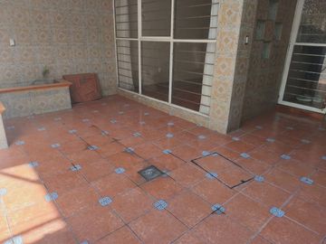 CASA DE DOS NIVELES CON EXCELENTE UBICACIÓN DE 3 RECÁMARAS, ESMERALDA, SAN LUIS POTOSÍ.