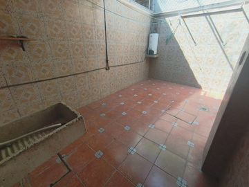 CASA DE DOS NIVELES CON EXCELENTE UBICACIÓN DE 3 RECÁMARAS, ESMERALDA, SAN LUIS POTOSÍ.