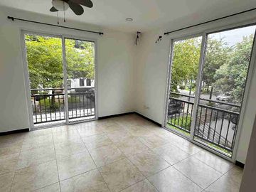 amplio departamento de 3 habitaciones en vía a la costa