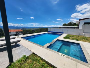 CASA BELLAVISTA II DE DOS NIVELES CON JARDÍN, ALBERCA CLIMATIZADA, JACUZZI Y PALAPA EN RANCHO SAN DIEGO.