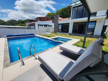 CASA BELLAVISTA II DE DOS NIVELES CON JARDÍN, ALBERCA CLIMATIZADA, JACUZZI Y PALAPA EN RANCHO SAN DIEGO.
