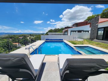 CASA BELLAVISTA II DE DOS NIVELES CON JARDÍN, ALBERCA CLIMATIZADA, JACUZZI Y PALAPA EN RANCHO SAN DIEGO.