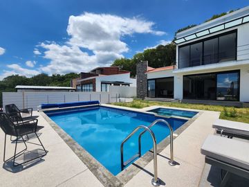 CASA BELLAVISTA II DE DOS NIVELES CON JARDÍN, ALBERCA CLIMATIZADA, JACUZZI Y PALAPA EN RANCHO SAN DIEGO.