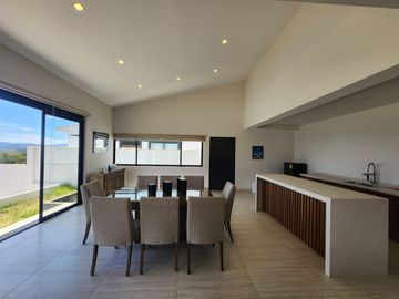 CASA BELLAVISTA II DE DOS NIVELES CON JARDÍN, ALBERCA CLIMATIZADA, JACUZZI Y PALAPA EN RANCHO SAN DIEGO.