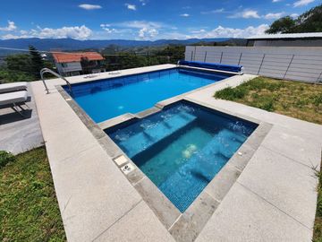 CASA BELLAVISTA II DE DOS NIVELES CON JARDÍN, ALBERCA CLIMATIZADA, JACUZZI Y PALAPA EN RANCHO SAN DIEGO.
