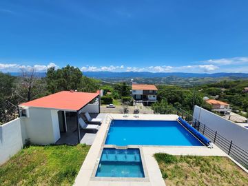 CASA BELLAVISTA II DE DOS NIVELES CON JARDÍN, ALBERCA CLIMATIZADA, JACUZZI Y PALAPA EN RANCHO SAN DIEGO.