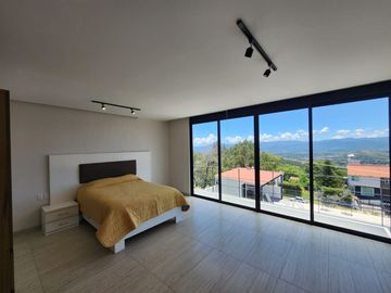 CASA BELLAVISTA II DE DOS NIVELES CON JARDÍN, ALBERCA CLIMATIZADA, JACUZZI Y PALAPA EN RANCHO SAN DIEGO.