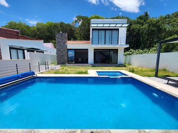 CASA BELLAVISTA II DE DOS NIVELES CON JARDÍN, ALBERCA CLIMATIZADA, JACUZZI Y PALAPA EN RANCHO SAN DIEGO.