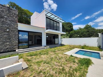 CASA BELLAVISTA II DE DOS NIVELES CON JARDÍN, ALBERCA CLIMATIZADA, JACUZZI Y PALAPA EN RANCHO SAN DIEGO.