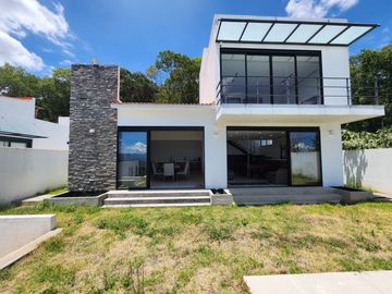 CASA BELLAVISTA II DE DOS NIVELES CON JARDÍN, ALBERCA CLIMATIZADA, JACUZZI Y PALAPA EN RANCHO SAN DIEGO.