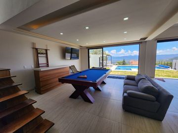 CASA BELLAVISTA II DE DOS NIVELES CON JARDÍN, ALBERCA CLIMATIZADA, JACUZZI Y PALAPA EN RANCHO SAN DIEGO.