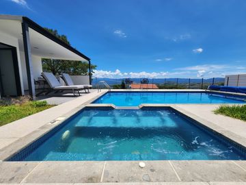CASA BELLAVISTA II DE DOS NIVELES CON JARDÍN, ALBERCA CLIMATIZADA, JACUZZI Y PALAPA EN RANCHO SAN DIEGO.