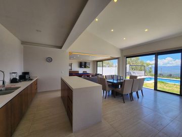 CASA BELLAVISTA II DE DOS NIVELES CON JARDÍN, ALBERCA CLIMATIZADA, JACUZZI Y PALAPA EN RANCHO SAN DIEGO.