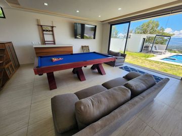 CASA BELLAVISTA II DE DOS NIVELES CON JARDÍN, ALBERCA CLIMATIZADA, JACUZZI Y PALAPA EN RANCHO SAN DIEGO.