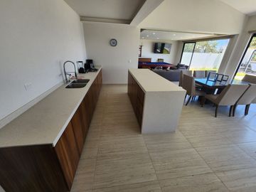 CASA BELLAVISTA II DE DOS NIVELES CON JARDÍN, ALBERCA CLIMATIZADA, JACUZZI Y PALAPA EN RANCHO SAN DIEGO.