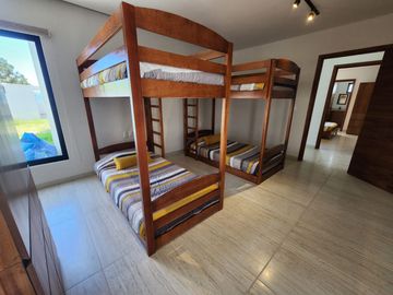 CASA BELLAVISTA II DE DOS NIVELES CON JARDÍN, ALBERCA CLIMATIZADA, JACUZZI Y PALAPA EN RANCHO SAN DIEGO.
