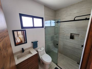 CASA BELLAVISTA II DE DOS NIVELES CON JARDÍN, ALBERCA CLIMATIZADA, JACUZZI Y PALAPA EN RANCHO SAN DIEGO.