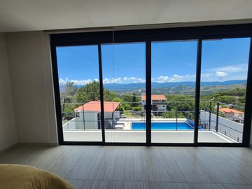 CASA BELLAVISTA II DE DOS NIVELES CON JARDÍN, ALBERCA CLIMATIZADA, JACUZZI Y PALAPA EN RANCHO SAN DIEGO.