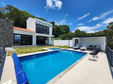 CASA BELLAVISTA II DE DOS NIVELES CON JARDÍN, ALBERCA CLIMATIZADA, JACUZZI Y PALAPA EN RANCHO SAN DIEGO.