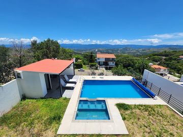 CASA BELLAVISTA II DE DOS NIVELES CON JARDÍN, ALBERCA CLIMATIZADA, JACUZZI Y PALAPA EN RANCHO SAN DIEGO.