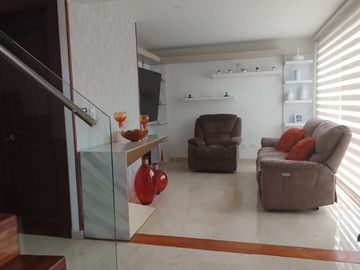 EN VENTA CASA VALLERROBLEDO ESQUINERA