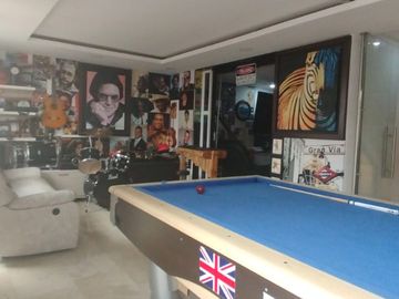 EN VENTA CASA VALLERROBLEDO ESQUINERA