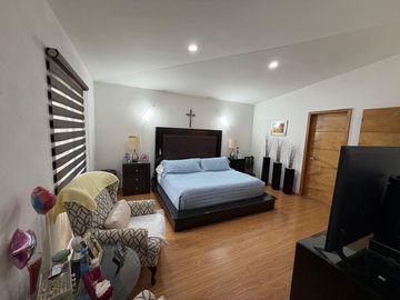 VENDO CASA EN LA MARINA, ZONA DORADA DE LEON, CON EXCELENTES ACABADOS