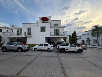 VENDO CASA EN LA MARINA, ZONA DORADA DE LEON, CON EXCELENTES ACABADOS