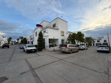 VENDO CASA EN LA MARINA, ZONA DORADA DE LEON, CON EXCELENTES ACABADOS