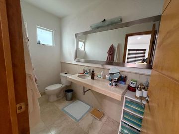 VENDO CASA EN LA MARINA, ZONA DORADA DE LEON, CON EXCELENTES ACABADOS