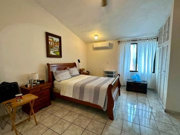 Casa ubicada en Ave principal, a pocos minutos de la playa y el aeropuerto, en venta
