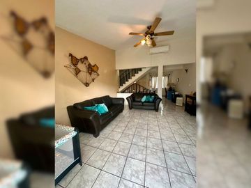 Casa ubicada en Ave principal, a pocos minutos de la playa y el aeropuerto, en venta